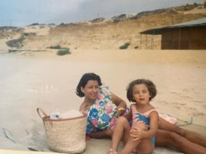 Natalia Tena Instagram - Adiós Mama.
Te dejamos con Abuelo con amor y cachaça.
Fuimos al pueblo para recoger tus memorias, pisar y oler la Sierra Extremeña, beber y bailar en la fiestas en tu honor. Siempre estarás con nosotros @chematena @ramonatenanogales @ma_tena