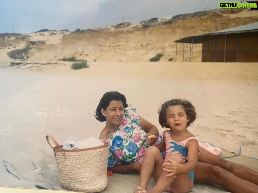 Natalia Tena - 9.3K Likes - Adiós Mama.
Te dejamos con Abuelo con amor y cachaça.
Fuimos al pueblo para recoger tus memorias, pisar y oler la Sierra Extremeña, beber y bailar en  la fiestas en tu honor. Siempre estarás con nosotros @chematena @ramonatenanogales @ma_tena