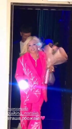 Nataliya Gulkina Instagram - Спасибо за цветы 💐 
и спасибо за любовь💖
мой дорогой Екатеринбург🙏🏻🙏🏻
до новых волнующих встреч и с наступающим Новым 2026 годом!!!🎄🎄🎄🎄🎄🎄🎄🎄🎄🎄🎄🎄🎄

#гулькина #наталиягулькина #натальягулькина #gulkina_natalia #вашагулькинанаташа #любовь #екатеринбург