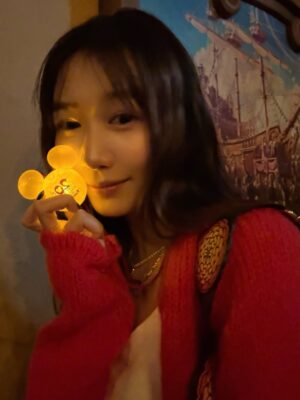 Natsumi Okamoto Instagram - 貸切ディズニーイベントに当選して、夢の時間を過ごしてきました❄️⏳大遅れの初ファンタジースプリングスに、ビリーヴ。ガラガラのディズニー。まさに夢。vlogあげたのでみてね。一生に一度の想い出🎠🎥みんなはディズニー貸切ってなったらなにしたい？
