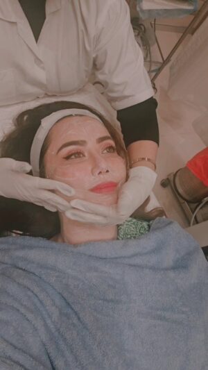 Nausheen Ali Sardar Instagram - Getting ready for Wedding Season, Christmas, and New Year's! āØ
I tried the Hydra facial at Harleys Clinic and my skin is absolutely glowing. š
Thank you, Dr. Sumit Agrawal, for these amazing results! š¤©
#watchtilltheend #results #collagen #antiaging #microinfusedserum #hydrafacial #oxygenfacial #radiofrequency #glowup #mumbai