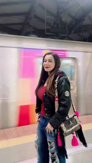 Nausheen Ali Sardar Instagram - Did You see it? #ifyouknowyouknow
#metro #mumbai #vibe