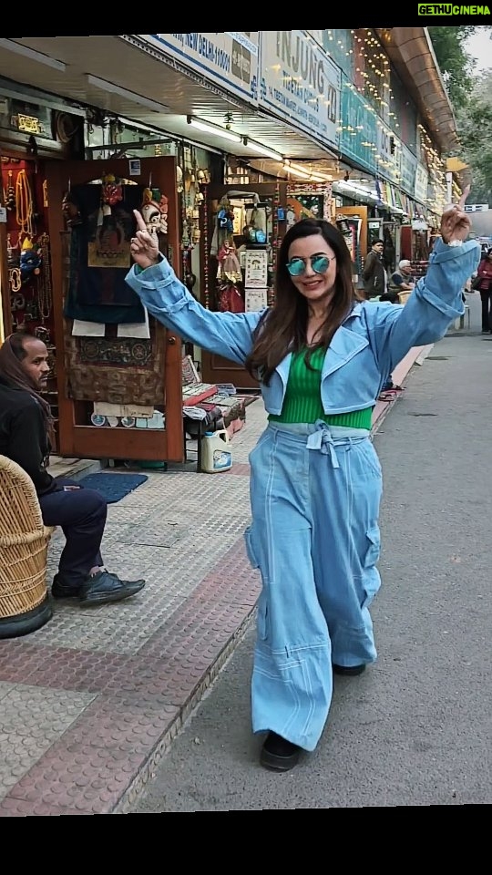 Nausheen Ali Sardar - 6.9K Likes - #delhi #janpath #streetshopping #december