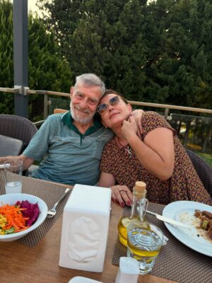 Nazan Kesal Instagram - Bugün günlerden 
Ahmet Mekin❤️
İyi ki yapmışım bu organizasyonu
 #edremitkitapfuarı bizi buluşturdu.
Ahmet Abi özlediği seyircisiyle buluştu
Nihayet kavuştuk kıymetlimle🙏
Ah güzel Ahmet Abim benim..
Sen sağol..Varol💕