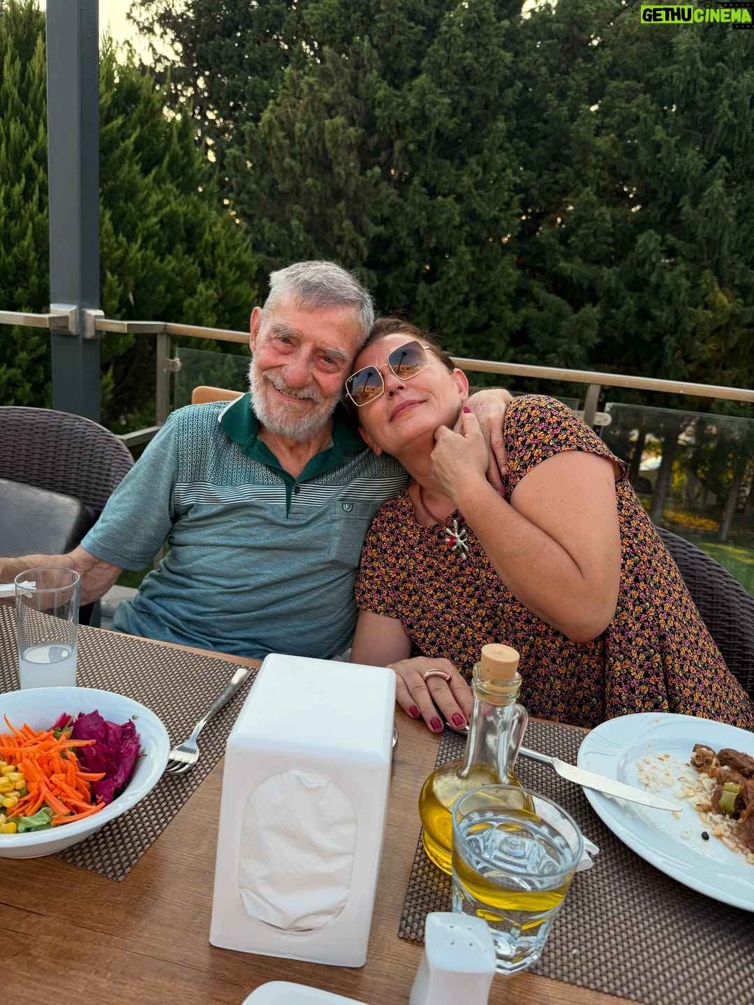 Nazan Kesal - 124K Likes - Bugün günlerden 
Ahmet Mekin❤️
İyi ki yapmışım bu organizasyonu
 #edremitkitapfuarı bizi buluşturdu.
Ahmet Abi özlediği seyircisiyle buluştu
Nihayet kavuştuk kıymetlimle🙏
Ah güzel Ahmet Abim benim..
Sen sağol..Varol💕