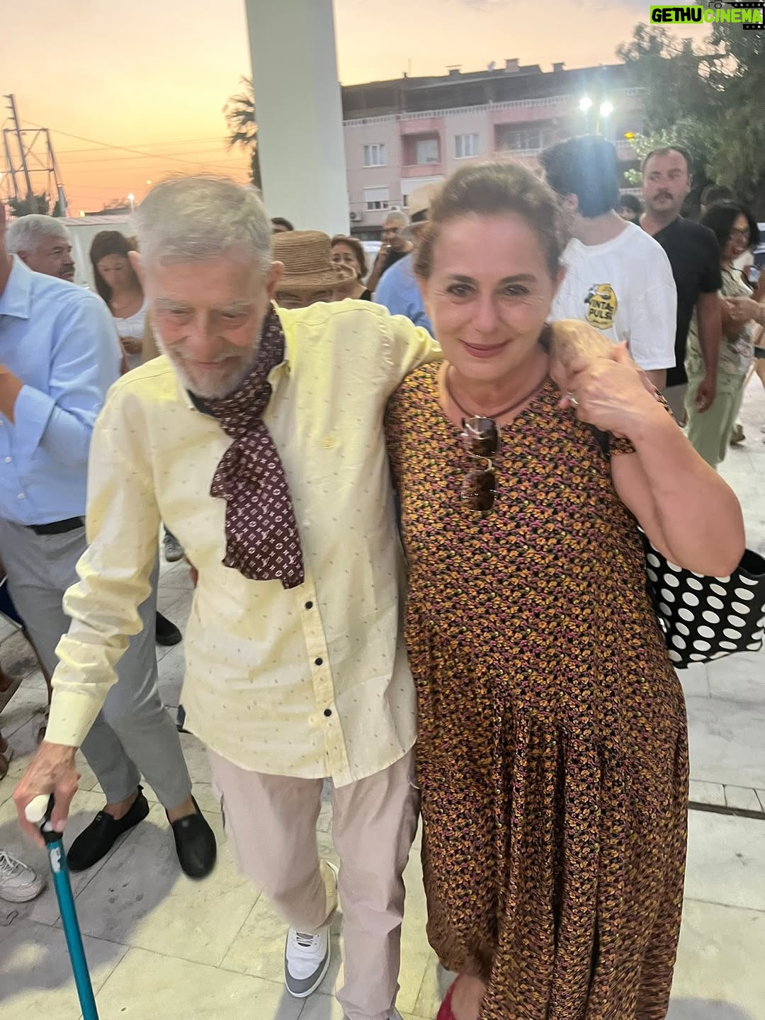 Nazan Kesal - 124K Likes - Bugün günlerden 
Ahmet Mekin❤️
İyi ki yapmışım bu organizasyonu
 #edremitkitapfuarı bizi buluşturdu.
Ahmet Abi özlediği seyircisiyle buluştu
Nihayet kavuştuk kıymetlimle🙏
Ah güzel Ahmet Abim benim..
Sen sağol..Varol💕
