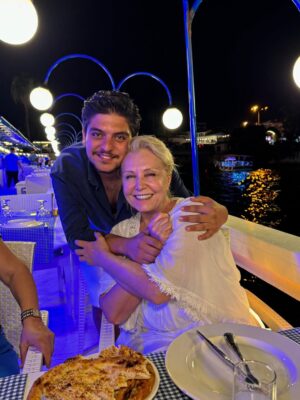Nergis Kumbasar Instagram - Samimiyetini saatlerce hayranlıkla izlediğim, altı yaşımdayken Acemi Cadı dizisindeki Melda karakteriyle hayatıma giren, Türkiye’nin en büyük sanatçılarından biri olan Nergis Kumbasar’ı bir gün ağırlayacağım ve düzenleyicisi olduğum GastroFest Kültür Sanat etkinliğinde misafir edeceğim aklımın ucundan geçmezdi.
GastroFest’te sizi ağırlamak benim için büyük bir onur oldu.
İyi ki geldin Nergis abla, Hatay seni çok seviyor.
Gösterdiğin özveri ve sabır için yürekten teşekkür ederiz 🍀❤️✌🏼🥳 #gastro #gastrofest #kültürsanat #nergiskumbasar #hatay #arsuz