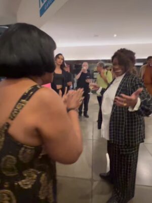 Neusa Borges Instagram - Foi um prazer prestigiar a minha amiga de longa data Zezé Motta no lançamento da Audiosserie “Um Corpo No Set”, em que ela faz parte. Trabalho super criativo de Julyfrans, Leonardo Lumas, Caio Pudenzi e idealizado pela @ubookapp . Que venham novos formatos de consumo de entretenimento e novos trabalhos.

📸 Vera Donato

#neusaborges 
#zezemotta