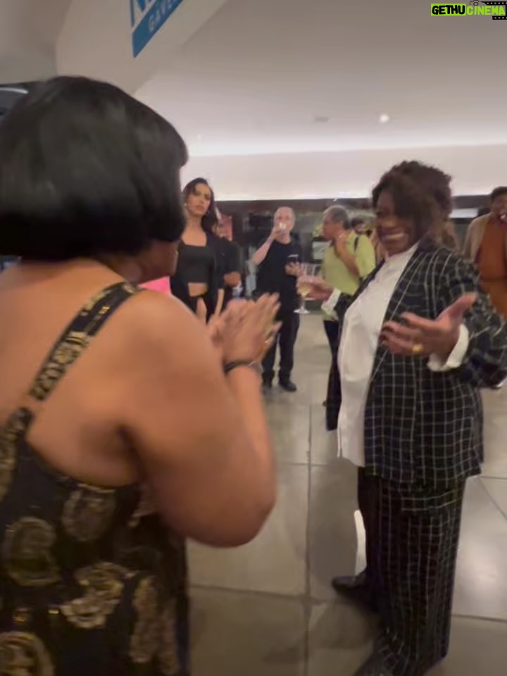 Neusa Borges - 3.6K Likes - Foi um prazer prestigiar a minha amiga de longa data Zezé Motta no lançamento da Audiosserie “Um Corpo No Set”, em que ela faz parte. Trabalho super criativo de Julyfrans, Leonardo Lumas, Caio Pudenzi e idealizado pela @ubookapp . Que venham novos formatos de consumo de entretenimento e novos trabalhos.

📸 Vera Donato

#neusaborges 
#zezemotta