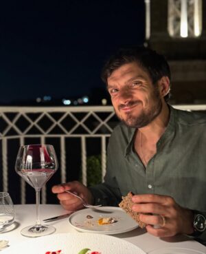 Neva Leoni Instagram - Claudio non cerca di piacere a tutti i costi.
E, paradossalmente, è per questo che la gente gravita naturalmente intorno a lui.
É gentile, disponibile, buffo, e lo è con TUTTI. Indistintamente.
Perché in realtà non gliene frega niente di chi lo sta guardando.
É genuino, onesto e coerente. 
E bono. Ma questa è un altra questione.
Le persone tendono a volergli bene. 
E QUESTO è il testamento inappellabile della meravigliosa natura di mio marito:che nessuno dopo averlo conosciuto riesce a non volergli almeno un pochino bene.
A questo gigante buono, nerd in fissa coi dinosauri, amante delle sigle degli anime e degli animali, meraviglioso, straordinario quokka antropomorfo che é anche l’amore della mia vita.
Buon compleanno @claudio_colica