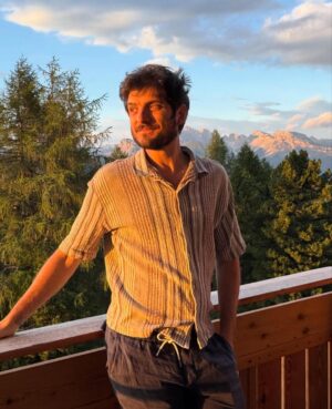 Neva Leoni Instagram - Claudio non cerca di piacere a tutti i costi.
E, paradossalmente, è per questo che la gente gravita naturalmente intorno a lui.
É gentile, disponibile, buffo, e lo è con TUTTI. Indistintamente.
Perché in realtà non gliene frega niente di chi lo sta guardando.
É genuino, onesto e coerente. 
E bono. Ma questa è un altra questione.
Le persone tendono a volergli bene. 
E QUESTO è il testamento inappellabile della meravigliosa natura di mio marito:che nessuno dopo averlo conosciuto riesce a non volergli almeno un pochino bene.
A questo gigante buono, nerd in fissa coi dinosauri, amante delle sigle degli anime e degli animali, meraviglioso, straordinario quokka antropomorfo che é anche l’amore della mia vita.
Buon compleanno @claudio_colica