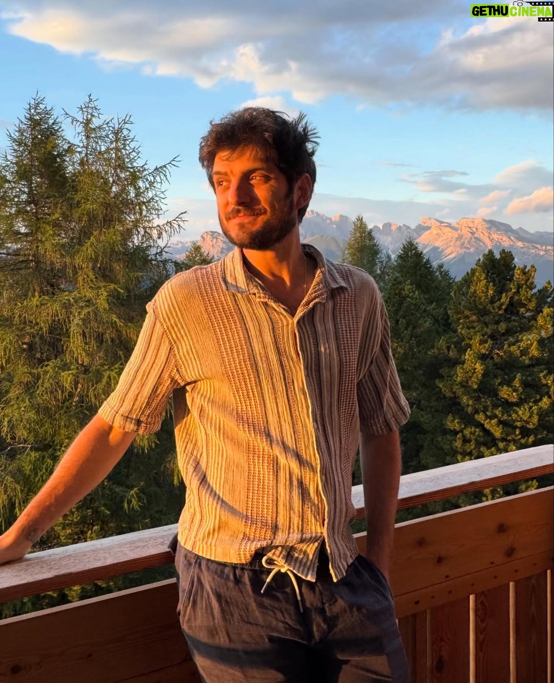 Neva Leoni - 19.8K Likes - Claudio non cerca di piacere a tutti i costi.
E, paradossalmente, è per questo che la gente gravita naturalmente intorno a lui.
É gentile, disponibile, buffo, e lo è con TUTTI. Indistintamente.
Perché in realtà non gliene frega niente di chi lo sta guardando.
É genuino, onesto e coerente. 
E bono. Ma questa è un altra questione.
Le persone tendono a volergli bene. 
E QUESTO è il testamento inappellabile della meravigliosa natura di mio marito:che nessuno dopo averlo conosciuto riesce a non volergli almeno un pochino bene.
A questo gigante buono, nerd in fissa coi dinosauri, amante delle sigle degli anime e degli animali, meraviglioso, straordinario quokka antropomorfo che é anche l’amore della mia vita.
Buon compleanno @claudio_colica
