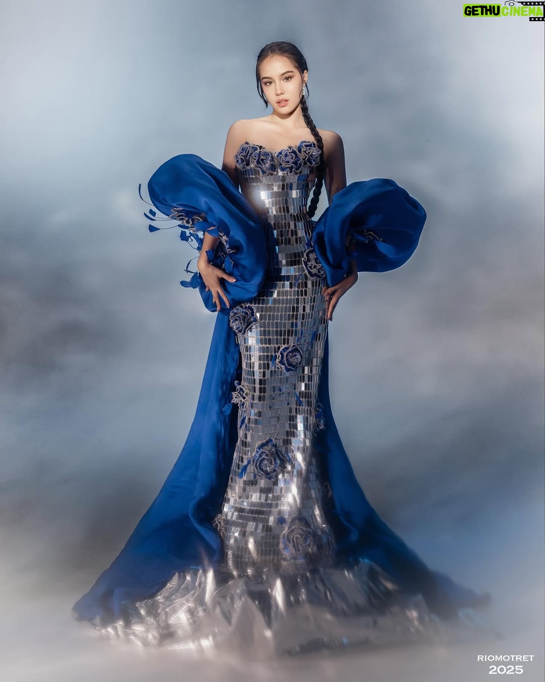 Nicole Rossi - 194.2K Likes - MAGICAL 🌌 @nicole_rossi_ 

Photo by @riomotret @riomotretofficial 
Stylist @doleytobing 
Make up @rama_jee @ramajee.lashes 
Dress @dianamputri 
Hairstylist @yunican991 
Nail art @ex.beauteofficial 
Shoes by @langkahbylinalee 

#riomotret
#riomotret2025
#riocelebritybeautyportrait 
#indonesiancelebritybyriomotret