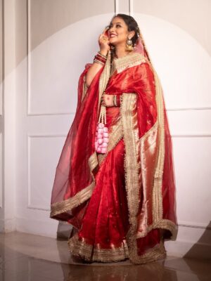 Nidhi Uttam Instagram - Timeless in red ~मोहे रंग दो लाल ♥️
Mua ~ @shalini_padya_
Shot by ~ @ashish_ojha_photography