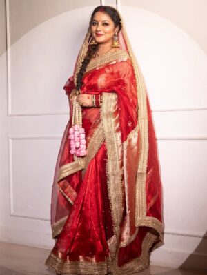 Nidhi Uttam Instagram - Timeless in red ~मोहे रंग दो लाल ♥️
Mua ~ @shalini_padya_
Shot by ~ @ashish_ojha_photography
