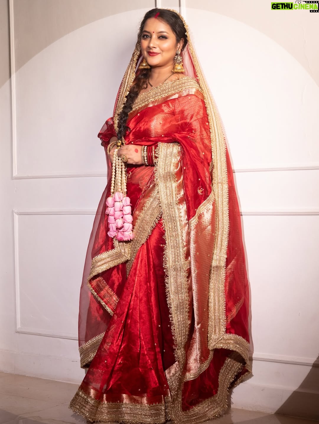 Nidhi Uttam - 9K Likes - Timeless in red ~मोहे रंग दो लाल ♥️
 

Mua ~ @shalini_padya_ 
Shot by ~ @ashish_ojha_photography
