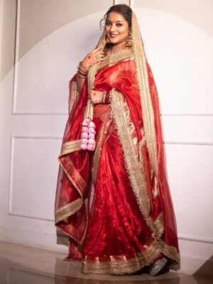 Nidhi Uttam Instagram - Timeless in red ~मोहे रंग दो लाल ♥️
Mua ~ @shalini_padya_
Shot by ~ @ashish_ojha_photography