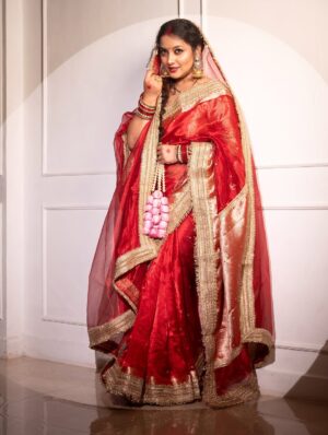 Nidhi Uttam Instagram - Timeless in red ~मोहे रंग दो लाल ♥️
Mua ~ @shalini_padya_
Shot by ~ @ashish_ojha_photography