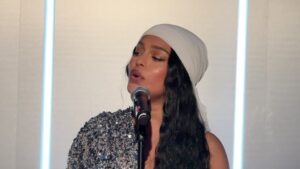 Nilusi Nissanka Instagram - A few days ago I had the chance to sing for @courir x @nike in Paris. Thank you to everyone involved. 🫶🏽
Surrounded by photos of @omgchloerose from our trip to Sri Lanka. 
Performing with @tomjdn @thepinkminute @dimrayan 
Styled by @emmatenuee 
Sound @renaudlecouviour @mathis.jcc 
Grateful for these two special nights ! 🩶