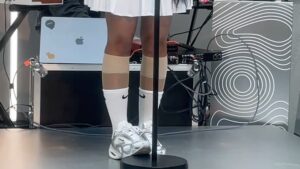 Nilusi Nissanka Instagram - A few days ago I had the chance to sing for @courir x @nike in Paris. Thank you to everyone involved. 🫶🏽
Surrounded by photos of @omgchloerose from our trip to Sri Lanka. 
Performing with @tomjdn @thepinkminute @dimrayan 
Styled by @emmatenuee 
Sound @renaudlecouviour @mathis.jcc 
Grateful for these two special nights ! 🩶
