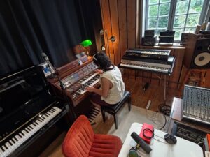 Nilusi Nissanka Instagram - Life lately was intenseeee but I’m so grateful for everyday God gives me. 🤍 

Rn I’m making music in the countryside and it feels so good for my heart and soul. I really needed this. In a few days I’ll be back in the uk to breathe a bit. I can’t remember the last time I took a break. 

Also, I have some very exciting news for the next months and beginning of the year, just saying 🫂