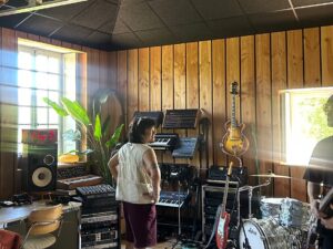 Nilusi Nissanka Instagram - Life lately was intenseeee but I’m so grateful for everyday God gives me. 🤍 

Rn I’m making music in the countryside and it feels so good for my heart and soul. I really needed this. In a few days I’ll be back in the uk to breathe a bit. I can’t remember the last time I took a break. 

Also, I have some very exciting news for the next months and beginning of the year, just saying 🫂