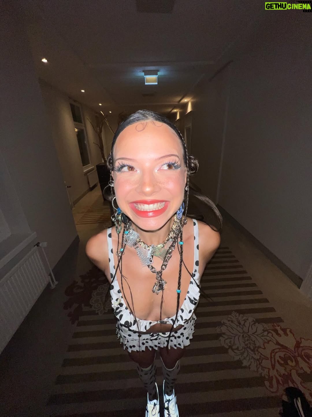 Nina Chuba - 82.3K Likes - Wie viele punkte hat mein outfit die mit der richtigen antwort kriegt von mir ein selbstgebasteltes Pferd in der größe eines kleinen Hundes