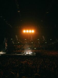 Nina Chuba Instagram - ZÜRICH ICH KOMM IMMER NOCH NICHT KLAR!!

📸 @jakobmarwein @jenrickmielke