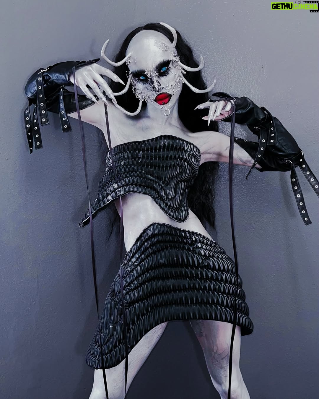 Niohuru X - 33.7K Likes - Some wet decisions were being made 🩸. Head to @shudder & watch the new episode of @bouletbrothersdragula RIGHT NOW to find out 🩸
