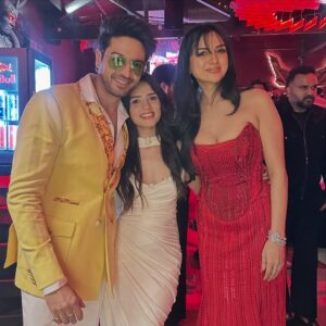 Nishi Saxena Instagram - Double the celebration, double the fun š
Congratulations and Thank you for hosting us, had a blast! @gauravkhannaofficial @akankshagkhanna ā¤ļøāØš§æ
.
.
.
#nishisaxenaa #biggboss19 #gauravkhanna #khannakakhaandaan #celebration
