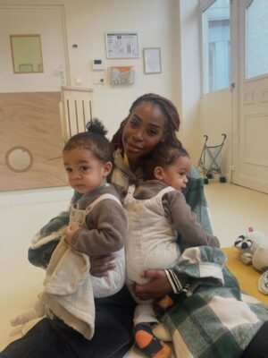 Noémie Abossolo Instagram - Kaeny & Shaily vont enfin à la crèche : deux petits pas pour eux, un grand moment pour moi. Ça m’aide à m’organiser, à respirer un peu, et à grandir aussi en tant que maman. Et vous, comment avez-vous vécu la première fois ?💭