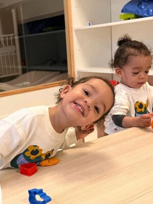 Noémie Abossolo Instagram - Kaeny & Shaily vont enfin à la crèche : deux petits pas pour eux, un grand moment pour moi. Ça m’aide à m’organiser, à respirer un peu, et à grandir aussi en tant que maman. Et vous, comment avez-vous vécu la première fois ?💭