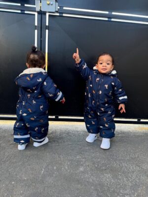 Noémie Abossolo Instagram - Kaeny & Shaily vont enfin à la crèche : deux petits pas pour eux, un grand moment pour moi. Ça m’aide à m’organiser, à respirer un peu, et à grandir aussi en tant que maman. Et vous, comment avez-vous vécu la première fois ?💭