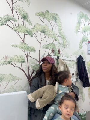 Noémie Abossolo Instagram - Kaeny & Shaily vont enfin à la crèche : deux petits pas pour eux, un grand moment pour moi. Ça m’aide à m’organiser, à respirer un peu, et à grandir aussi en tant que maman. Et vous, comment avez-vous vécu la première fois ?💭