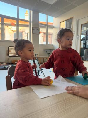 Noémie Abossolo Instagram - Kaeny & Shaily vont enfin à la crèche : deux petits pas pour eux, un grand moment pour moi. Ça m’aide à m’organiser, à respirer un peu, et à grandir aussi en tant que maman. Et vous, comment avez-vous vécu la première fois ?💭