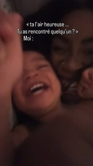 Noémie Abossolo Instagram - Qui a dit qu’on avait besoin de qui que ce soit pour être heureux ? Le bonheur commence d’abord par être bien avec soi-même 🪞
#reels #momlife #explore #foryou #fyp #twins #selflove