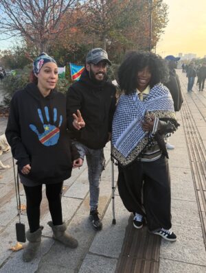 Noémie Abossolo Instagram - Derrière mon téléphone je me sentais impuissante, on pourras jamais changer le monde seul mais en tant que maman et influenceuse mon message a de l’impact donc je l’ai utilisé pour donner une voix de plus à cette urgence .
Ce qui se passe au Soudan me rappelle douloureusement que les injustices et les conflits n’ont pas de frontières .
Je rêve de paix pour les pays en guerre où l’enfance se perd dans les balles, riche de tout sauf de répit 
🇸🇩🇨🇩🇨🇫🇵🇸🇭🇹🇾🇪🇦🇲🇺🇦🇨🇲☮️❤️

merci à mon DA @yanou1925 pour ces @shootbyyanis 📸

#prayforhumanity #free