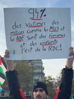 Noémie Abossolo Instagram - Derrière mon téléphone je me sentais impuissante, on pourras jamais changer le monde seul mais en tant que maman et influenceuse mon message a de l’impact donc je l’ai utilisé pour donner une voix de plus à cette urgence .
Ce qui se passe au Soudan me rappelle douloureusement que les injustices et les conflits n’ont pas de frontières .
Je rêve de paix pour les pays en guerre où l’enfance se perd dans les balles, riche de tout sauf de répit 
🇸🇩🇨🇩🇨🇫🇵🇸🇭🇹🇾🇪🇦🇲🇺🇦🇨🇲☮️❤️

merci à mon DA @yanou1925 pour ces @shootbyyanis 📸

#prayforhumanity #free