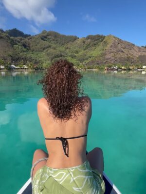 Noémie Lenoir Instagram - ✨ Mon voyage merveilleux ✨
Une histoire qui s’écrit autour de mes 30 ans de carrière déjà…
Et pour joindre l’utile à l’agréable, nous sommes partis à Moorea.

Un lagon bleu turquoise comme toile de fond, un écrin naturel pour mettre en images toutes mes origines et célébrer ce chemin parcouru. 🌊🌺

L’émotion était à son comble :
🐋 Nager avec les majestueuses baleines
🌅 Méditer devant un coucher de soleil
📸 Poser avec un ami au grand cœur, qui a fondé une belle fondation @Focusedonnature donne un sens profond aux photos (à découvrir en 2026)

Manger local, frais et délicieux… rencontrer des personnes d’une telle gentillesse que j’en étais bouleversée par tant d’amour. 💙

Un voyage unique, et une immense gratitude d’avoir pu le vivre. ✨