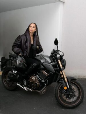 Noémie Lenoir Instagram - La moto a toujours été une passion transmise par mon père, puis renforcée par mon frère et ma belle-sœur. J’ai passé mon permis à 44 ans, avec la maturité et la sagesse acquises au fil des années. Aujourd’hui, j’en profite pleinement, avec prudence. 😉