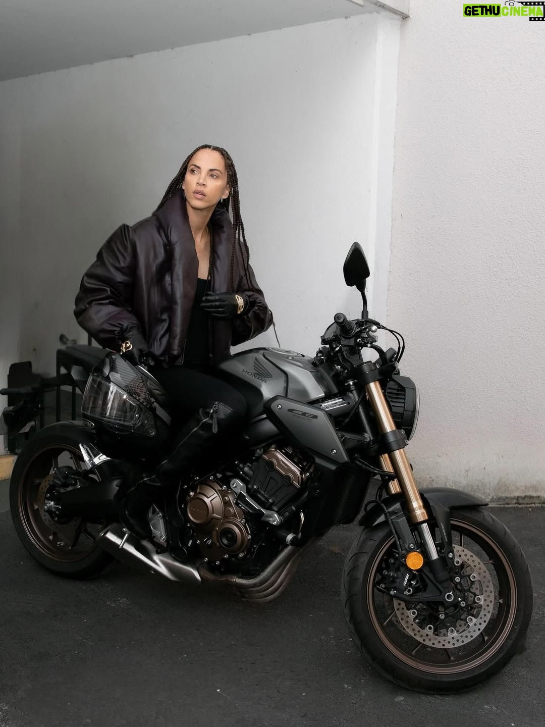 Noémie Lenoir - 3 Likes - La moto a toujours été une passion transmise par mon père, puis renforcée par mon frère et ma belle-sœur. J’ai passé mon permis à 44 ans, avec la maturité et la sagesse acquises au fil des années. Aujourd’hui, j’en profite pleinement, avec prudence. 😉