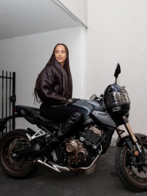 Noémie Lenoir Instagram - La moto a toujours été une passion transmise par mon père, puis renforcée par mon frère et ma belle-sœur. J’ai passé mon permis à 44 ans, avec la maturité et la sagesse acquises au fil des années. Aujourd’hui, j’en profite pleinement, avec prudence. 😉