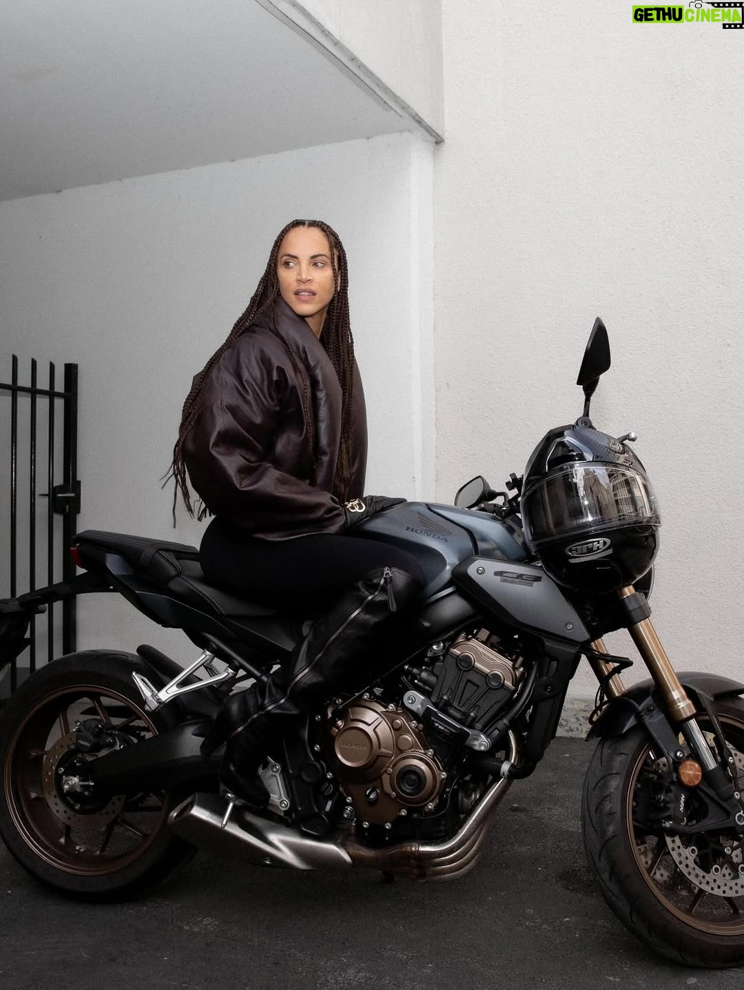 Noémie Lenoir - 3 Likes - La moto a toujours été une passion transmise par mon père, puis renforcée par mon frère et ma belle-sœur. J’ai passé mon permis à 44 ans, avec la maturité et la sagesse acquises au fil des années. Aujourd’hui, j’en profite pleinement, avec prudence. 😉