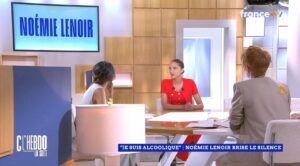 Noémie Lenoir Instagram - Un immense merci à toute l’équipe de C l’hebdo pour leur accueil si chaleureux sur le plateau !
Un vrai plaisir d’avoir pu partager ce moment et d’échanger autour de l’addiction, un sujet qui me tient profondément à cœur.
Ce n’est que le début. L’addiction, sous toutes ses formes, est une réalité qui traverse toutes les couches de la société : jeunes, parents, cadres, artistes, dirigeants, étudiants, soignants… personne n’est à l’abri. Et pourtant, ce sujet reste encore largement tabou, marginalisé ou mal compris. 
On en parle trop peu, ou trop tard. On stigmatise ceux qui en souffrent, au lieu de les écouter. On les isole, au lieu de les accompagner.
Il est urgent de sortir l’addiction de l’ombre. Urgent de reconnaître que derrière chaque comportement addictif, il y a une souffrance, une tentative – maladroite – de calmer une douleur intérieure.
C’est un sujet de santé publique et je continuerai à porter ce message, partout où je le pourrai.
Merci 🙏
@aurelie.casse @natachapolony
@victordekyvere
@clhebdo