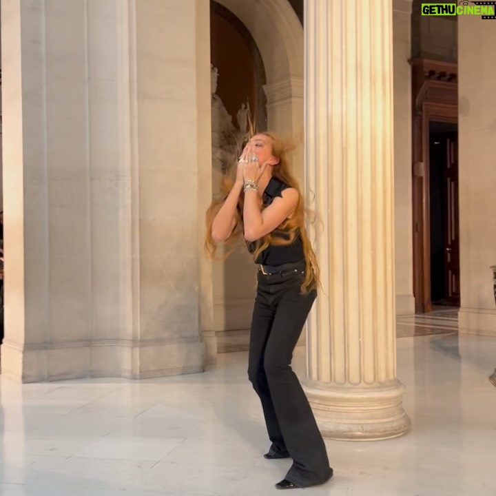 Noémie Lenoir - 3 Likes - Magnifique show, tout y était : la collection, l’assemblage des pièces, la direction artistique, la beauté des vêtements, le lieu (la Sorbonne), la musique… Voilà pourquoi j’aime la mode.  @ninaricci  @harris_reed  @thefrntalpr  @carineroitfeld