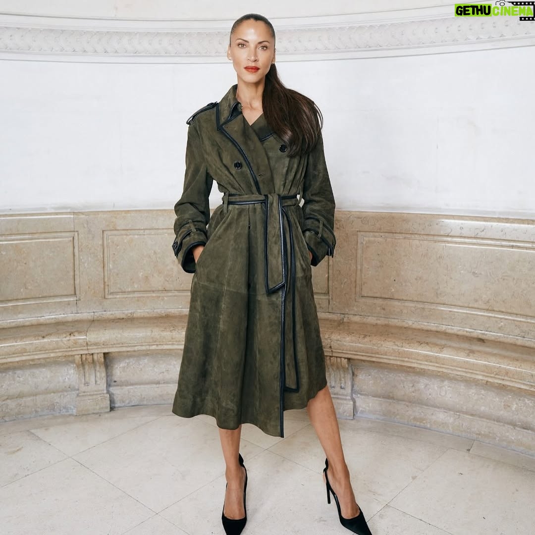 Noémie Lenoir - 3 Likes - Magnifique show, tout y était : la collection, l’assemblage des pièces, la direction artistique, la beauté des vêtements, le lieu (la Sorbonne), la musique… Voilà pourquoi j’aime la mode.  @ninaricci  @harris_reed  @thefrntalpr  @carineroitfeld