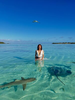 Noémie Lenoir Instagram - ✨ Mon voyage merveilleux ✨
Une histoire qui s’écrit autour de mes 30 ans de carrière déjà…
Et pour joindre l’utile à l’agréable, nous sommes partis à Moorea.

Un lagon bleu turquoise comme toile de fond, un écrin naturel pour mettre en images toutes mes origines et célébrer ce chemin parcouru. 🌊🌺

L’émotion était à son comble :
🐋 Nager avec les majestueuses baleines
🌅 Méditer devant un coucher de soleil
📸 Poser avec un ami au grand cœur, qui a fondé une belle fondation @Focusedonnature donne un sens profond aux photos (à découvrir en 2026)

Manger local, frais et délicieux… rencontrer des personnes d’une telle gentillesse que j’en étais bouleversée par tant d’amour. 💙

Un voyage unique, et une immense gratitude d’avoir pu le vivre. ✨