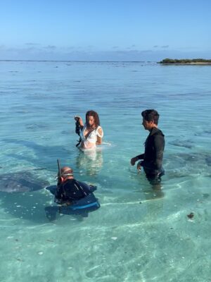 Noémie Lenoir Instagram - ✨ Mon voyage merveilleux ✨
Une histoire qui s’écrit autour de mes 30 ans de carrière déjà…
Et pour joindre l’utile à l’agréable, nous sommes partis à Moorea.

Un lagon bleu turquoise comme toile de fond, un écrin naturel pour mettre en images toutes mes origines et célébrer ce chemin parcouru. 🌊🌺

L’émotion était à son comble :
🐋 Nager avec les majestueuses baleines
🌅 Méditer devant un coucher de soleil
📸 Poser avec un ami au grand cœur, qui a fondé une belle fondation @Focusedonnature donne un sens profond aux photos (à découvrir en 2026)

Manger local, frais et délicieux… rencontrer des personnes d’une telle gentillesse que j’en étais bouleversée par tant d’amour. 💙

Un voyage unique, et une immense gratitude d’avoir pu le vivre. ✨