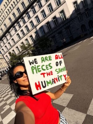Nora Gharib Instagram - Heerlijk om zoveel mensen te zien opkomen voor wat juist is. Trots op ons.🥹