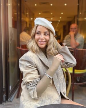 Nour Ali Instagram - “Paris made me do it — carbs and charm included 🤭🌸
@rabee_alsirawan 📸